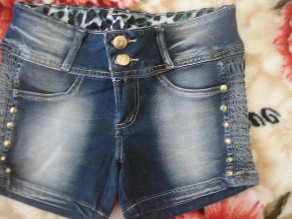 Short jeans botões